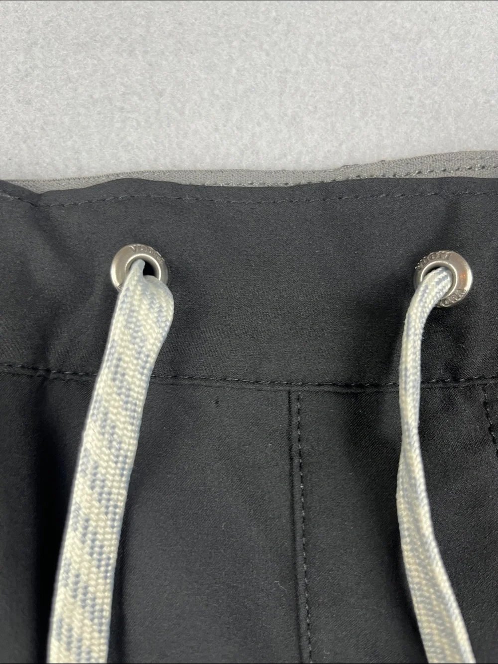 Vuori Trail Shorts 2.0 in Black/grey Size: medium